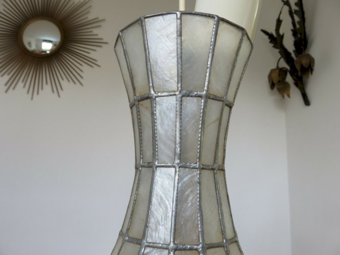 GRANDE SUSPENSION FORME GOUTTE DEAU EN NACRE BLANCHE ANNEES 70 VINTAGE