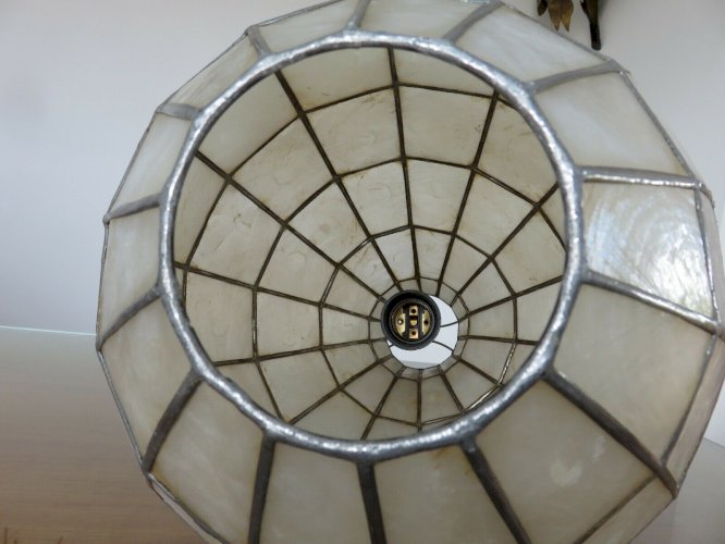 GRANDE SUSPENSION FORME GOUTTE DEAU EN NACRE BLANCHE ANNEES 70 VINTAGE