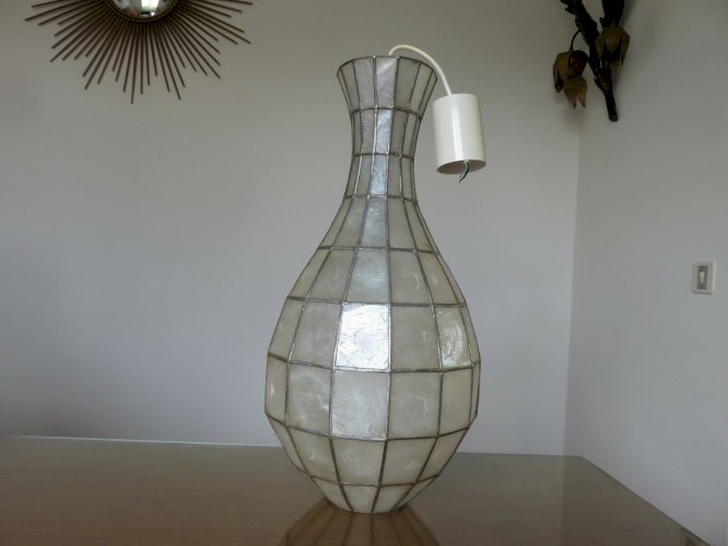 GRANDE SUSPENSION FORME GOUTTE DEAU EN NACRE BLANCHE ANNEES 70 VINTAGE