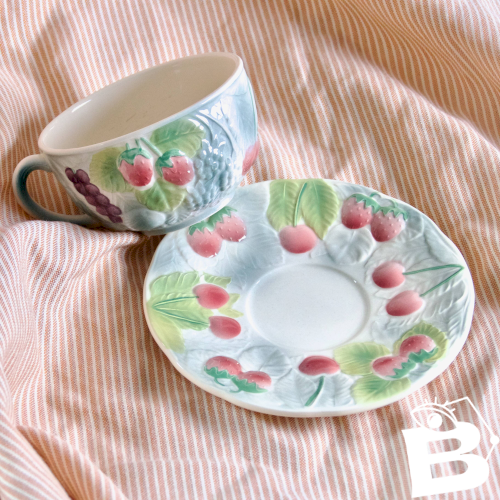 Grande tasse à chocolat ancienne en barbotine de Saint Clément