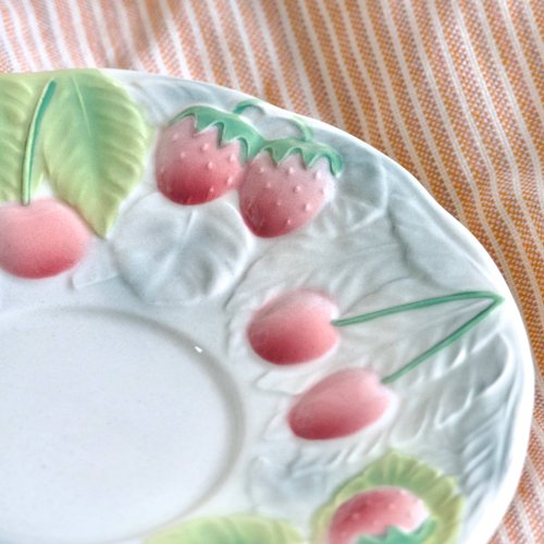 Grande tasse à chocolat ancienne en barbotine de Saint Clément