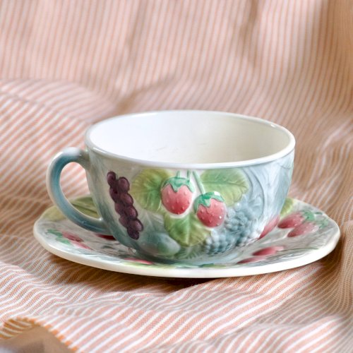 Grande tasse à chocolat ancienne en barbotine de Saint Clément