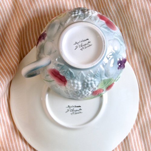 Grande tasse à chocolat ancienne en barbotine de Saint Clément