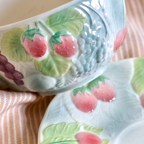 Grande tasse à chocolat ancienne en barbotine de Saint Clément