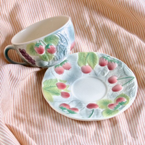 Grande tasse à chocolat ancienne en barbotine de Saint Clément