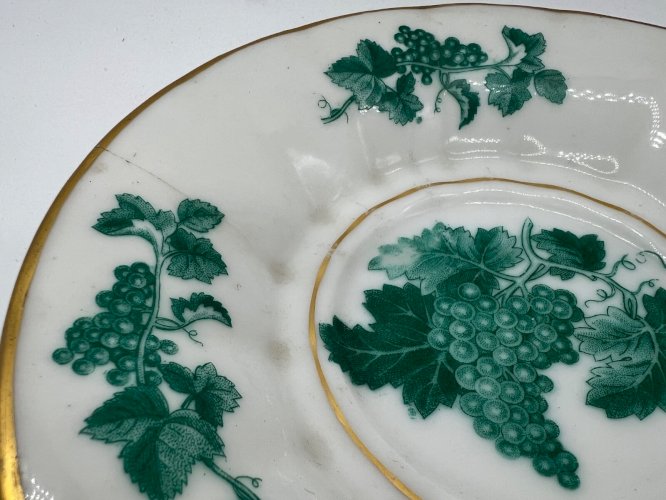 Grande tasse ancienne avec soucoupe – Porcelaine blanche – Décor de vigne verte