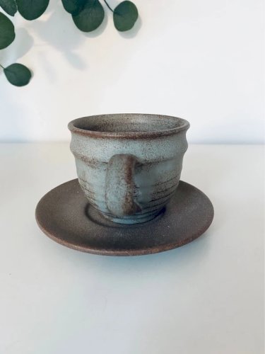 Grande tasse et soucoupe vintage en grès années 70