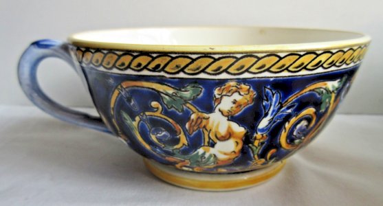 Grande tasse signée GIEN, style Renaissance, 3 personnages et arabesques