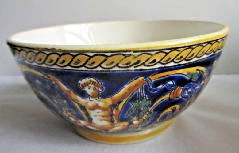 Grande tasse signée GIEN, style Renaissance, 3 personnages et arabesques