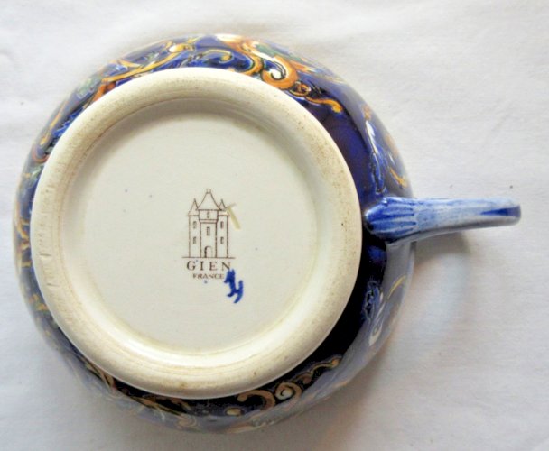 Grande tasse signée GIEN, style Renaissance, 3 personnages et arabesques