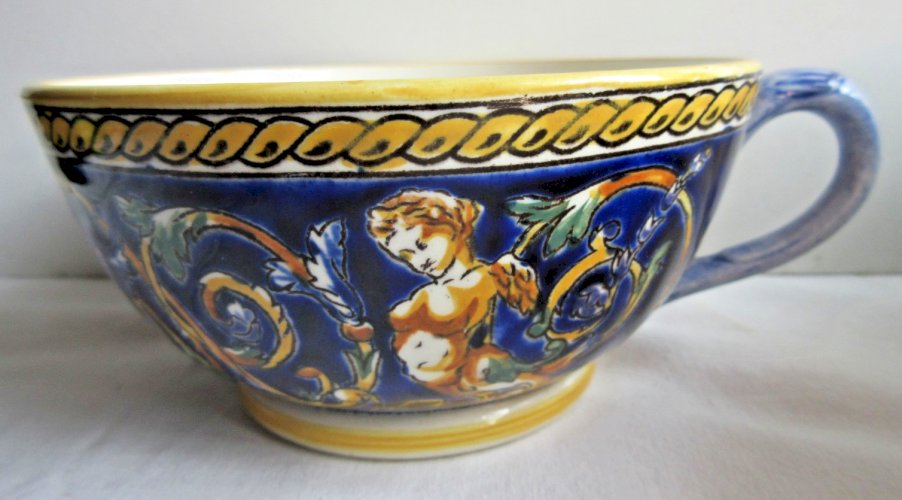 Grande tasse signée GIEN, style Renaissance, 3 personnages et arabesques