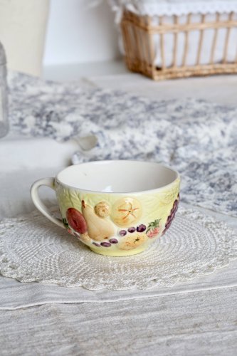 Grande tasse vintage faïence détails barbotine motif fruits