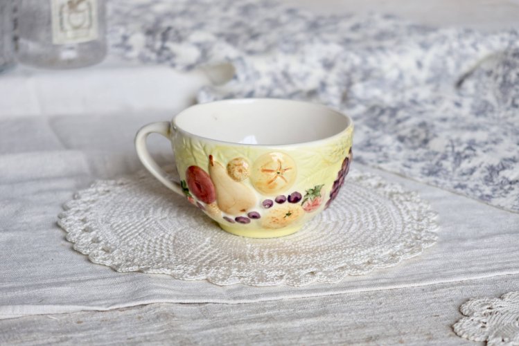 Grande tasse vintage faïence détails barbotine motif fruits