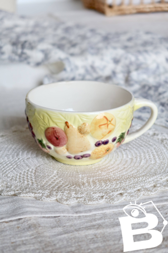 Grande tasse vintage faïence détails barbotine motif fruits