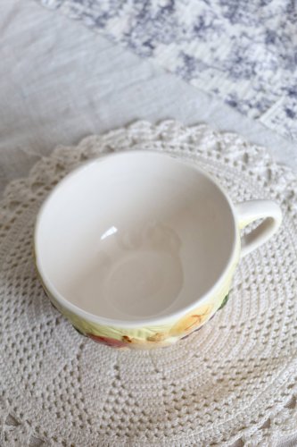 Grande tasse vintage faïence détails barbotine motif fruits
