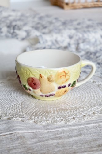 Grande tasse vintage faïence détails barbotine motif fruits