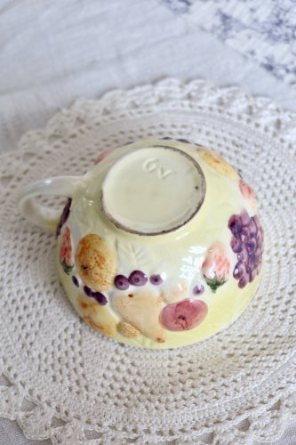 Grande tasse vintage faïence détails barbotine motif fruits