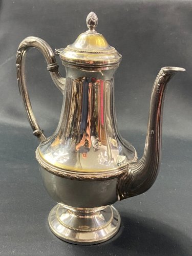 Grande théière cafetière en métal argenté de style Louis XVI