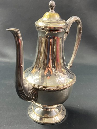 Grande théière cafetière en métal argenté de style Louis XVI