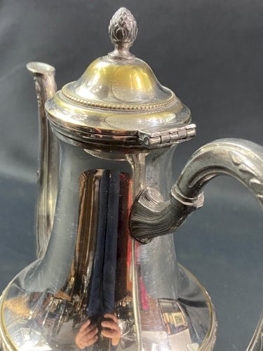 Grande théière cafetière en métal argenté de style Louis XVI
