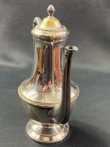 Grande théière cafetière en métal argenté de style Louis XVI