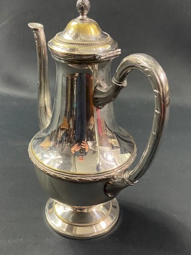 Grande théière cafetière en métal argenté de style Louis XVI