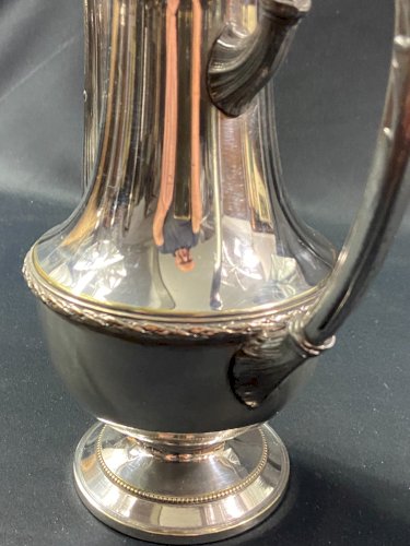 Grande théière cafetière en métal argenté de style Louis XVI