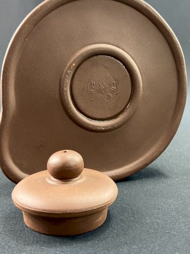 Grande théière Yixing en terre cuite chinoise signée