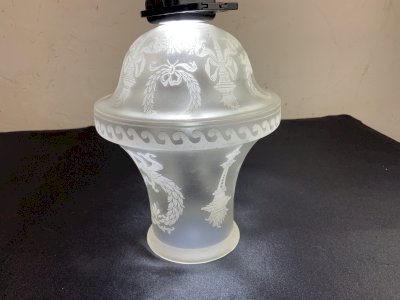 Grande tulipe globe de lampe à pétrole décor Empire Saint Denis Baccarat ……