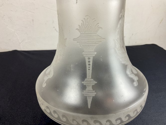 Grande tulipe globe de lampe à pétrole décor Empire Saint Denis Baccarat ……