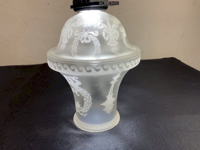 Grande tulipe globe de lampe à pétrole décor Empire Saint Denis Baccarat ……