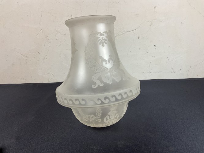 Grande tulipe globe de lampe à pétrole décor Empire Saint Denis Baccarat ……