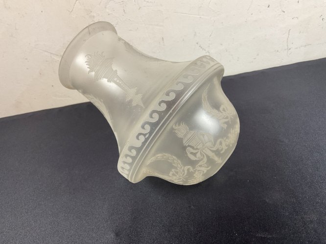 Grande tulipe globe de lampe à pétrole décor Empire Saint Denis Baccarat ……