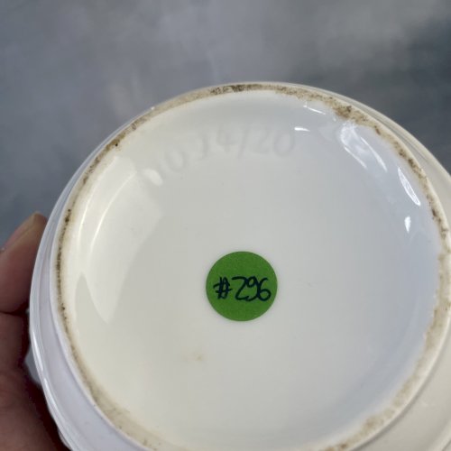 Grande verseuse pichet carafe jug élégante porcelaine blanche à décor égyptien