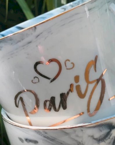 Grandes tasses blanches et grises marbrées motifs Paris