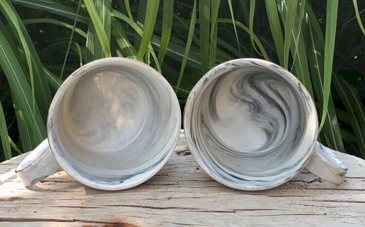 Grandes tasses blanches et grises marbrées motifs Paris