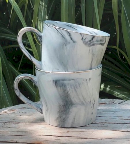 Grandes tasses blanches et grises marbrées motifs Paris