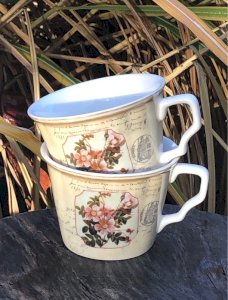 Large cups with flower patterns in Shabby style