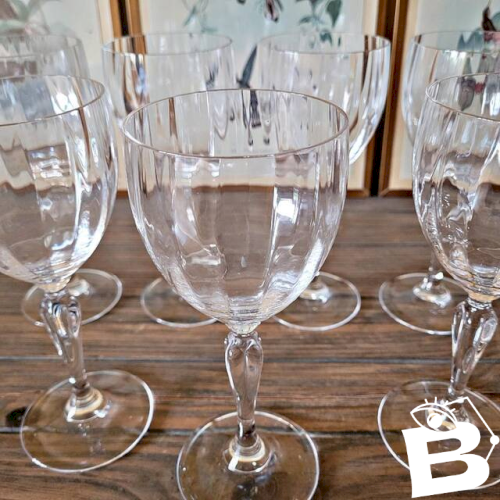 Grands verres à vin ou eau en cristal, stries verticales et pied travaillé