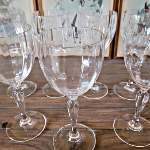 Grands verres à vin ou eau en cristal, stries verticales et pied travaillé