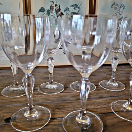 Grands verres à vin ou eau en cristal, stries verticales et pied travaillé