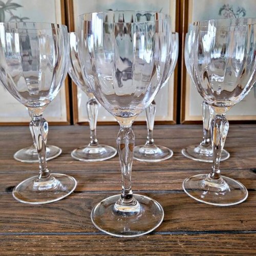 Grands verres à vin ou eau en cristal, stries verticales et pied travaillé