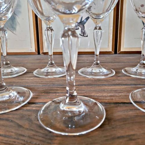 Grands verres à vin ou eau en cristal, stries verticales et pied travaillé