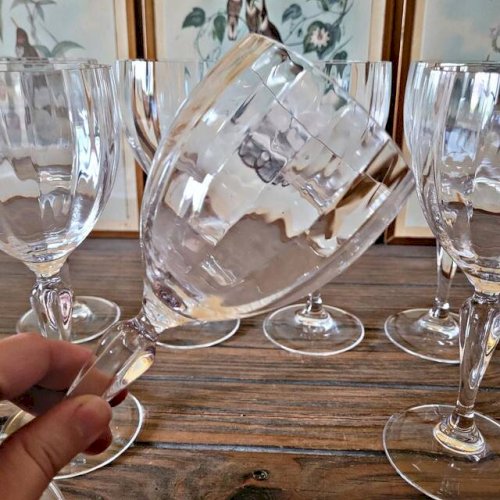 Grands verres à vin ou eau en cristal, stries verticales et pied travaillé