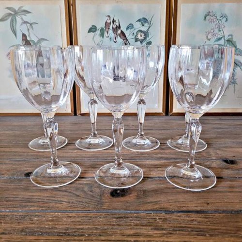 Grands verres à vin ou eau en cristal, stries verticales et pied travaillé