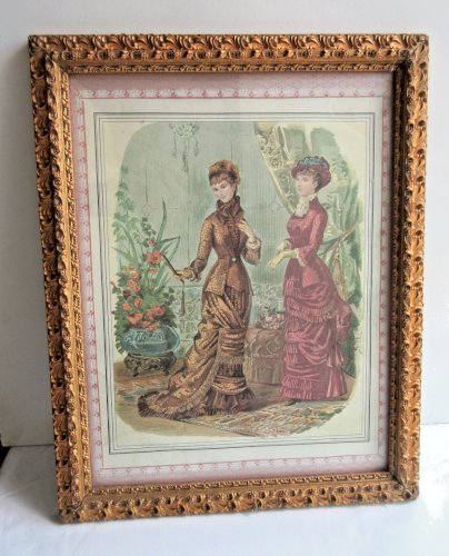 Gravure de mode 1900, 2 femmes en tenue de soirée, cadre bois doré, vitré