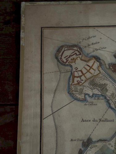 Gravure en couleur sous verre plan de l'Isle Daix XVIIIe L9211