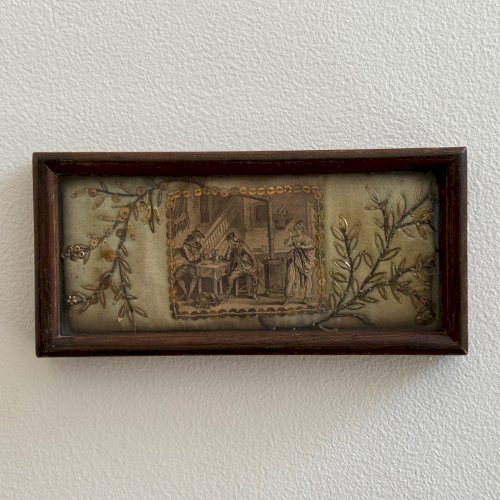 Gravure XVIIIe scène de jeu entourée d'une broderie cadre baguette A5564