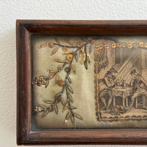 Gravure XVIIIe scène de jeu entourée d'une broderie cadre baguette A5564