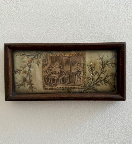 Gravure XVIIIe scène de jeu entourée d'une broderie cadre baguette A5564